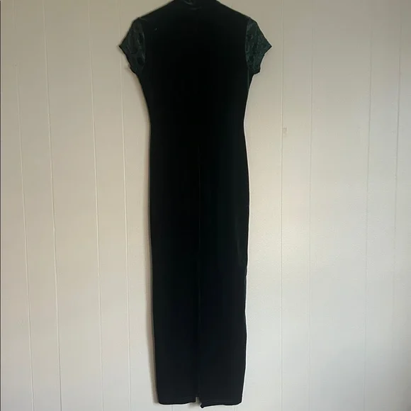 Beautiful vintage velvet emerald green dress with floral burnout pattern. - Picture 9 of 11